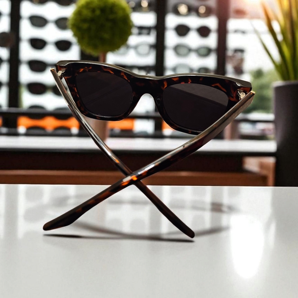 Diff Eyewear Tortoise Shell Oversized Square Sung… - image 4